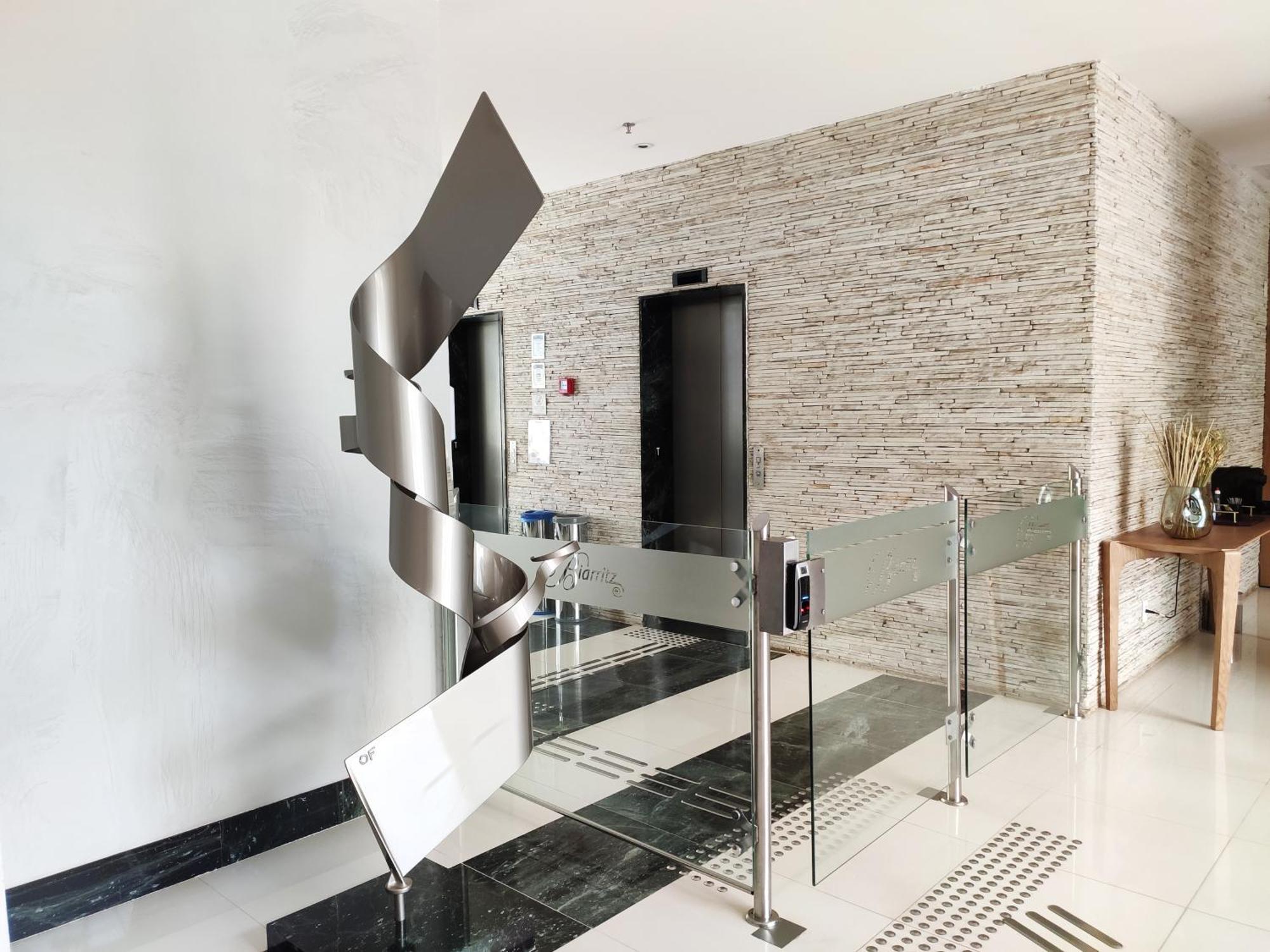 Biarritz Hplus Long Apartahotel
